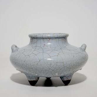 Un brûle-parfum tripod en porcelaine de Chine craquelé, marque et poss. période de Qianlong