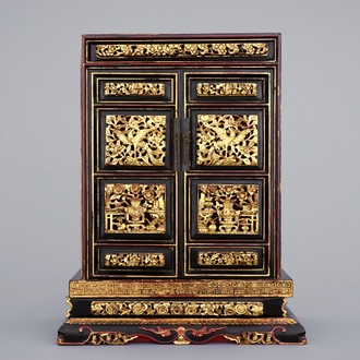 Un cabinet chinois en bois sculpté, laqué et doré, 19ème