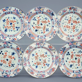 Un lot de 6 assiettes en porcelaine de Chine rose-verte aux carpes, Qianlong, 18ème