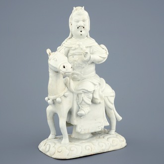 Een Chinese Dehua blanc de Chine figuur van Guandi, God van de oorlog, Ming Dynastie, Chongzhen (1627–1644)