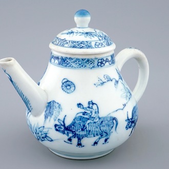 Une théière et son couvercle en porcelaine de Chine bleu et blanc, Yongzheng/Qianlong