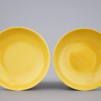 Une paire de petits plats en porcelaine de Chine monochrome jaune, marque et prob. période de Qianlong