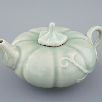 Een Chinese celadon theepot in de vorm van een pompoen, 19/20th C.