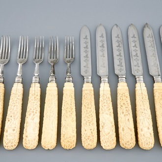 Een set van 6 Engelse zilveren messen en vorken met Anglo-Indische ivoren grepen, 19e eeuw