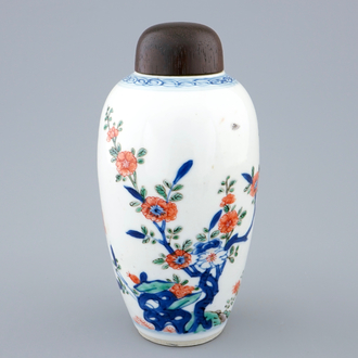 Un vase en porcelaine de Chine famille verte à couvercle en bois, Kangxi