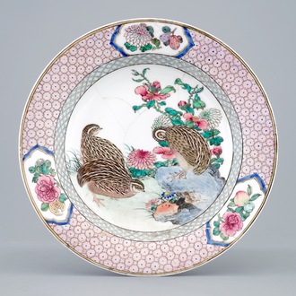 Een fijn Chinees famille rose eierschaal bord met robijnrode achterkant, Yongzheng, 1723-1735