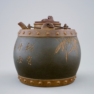 Une théière et son couvercle en grès émaillé de Yixing avec inscription, Chine, 20ème