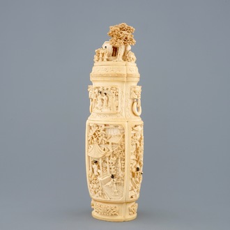 Un vase et son couvercle en ivoire sculpté à décor de figures dans un paysage, vers 1900