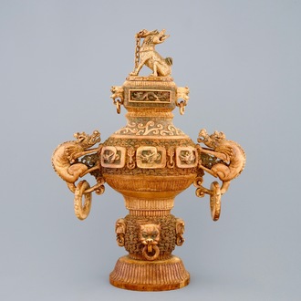 Un vase couvert en ivoire sculpté, Chine, 19ème