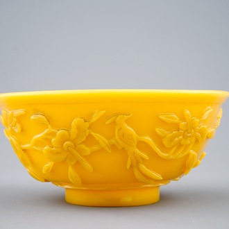 Een Chinese kom in geel Peking glas met reliëfdecor, 19e eeuw
