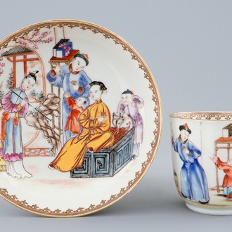 Une tasse et soucoupe en porcelaine de Chine famille rose à décor mandarin, Qianlong, 18ème