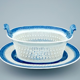 Un panier ajouré sur présentoir en porcelaine de Chine bleu et blanc, Qianlong, 18ème