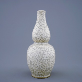 Un vase monochrome de forme double gourde en porcelaine de Chine craquelé, 19ème