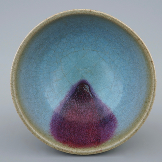 Un bol en porcelaine de Chine de type Junyao, prob. Dynastie Song, 10/13ème