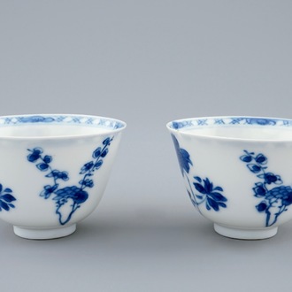 Une paire de tasses à vin en porcelaine de Chine bleu et blanc, marque à six caractères, Kangxi