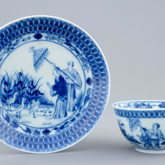 Une tasse et soucoupe en porcelaine de Chine bleu et blanc à "La Dame au Parasol" d'après Pronk, vers 1740