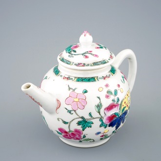 Une théière et son couvercle en porcelaine de Chine famille rose, Yongzheng/Qianlong