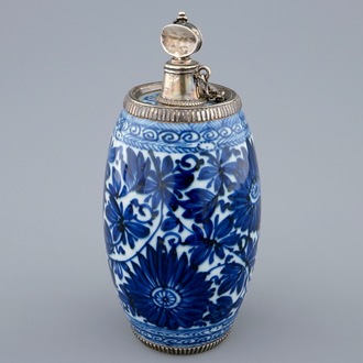 Une bouteille à gin en porcelaine de Chine bleu et blanc montée en argent, Kangxi