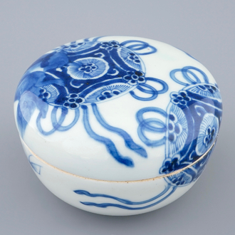 A blue and white Chinese box and cover, Transitional period, 1620-1683