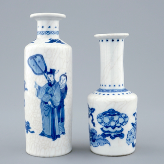 Twee Chinese blauw-witte soft paste porseleinen vaasjes, Kangxi