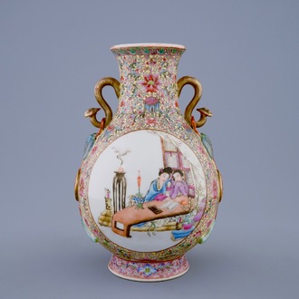 Un vase de forme hu en porcelaine de Chine famille rose, République, 20ème