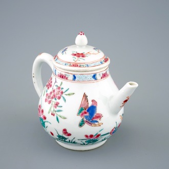 Une théière et son couvercle en porcelaine de Chine famille rose à décor de canards, Yongzheng, 1723-1735