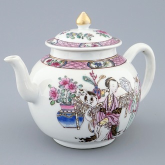 Une excellente théière et son couvercle en porcelaine de Chine famille rose, Yongzheng, 1723-1735