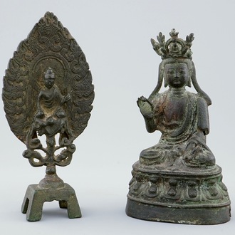 Twee Chinese bronzen figuren van Boeddha met inscriptie, Ming Dynastie