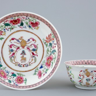 Une tasse et soucoupe en porcelaine de Chine famille rose à décor armoirié, Yongzheng/Qianlong