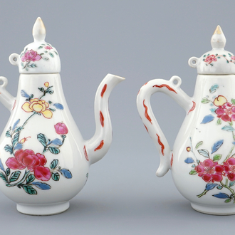 Une paire d'aiguières couvertes en porcelaine de Chine famille rose, Yongzheng, 1723-1735