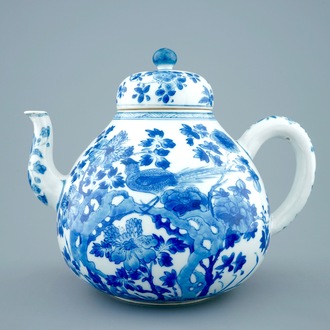 Une grande théière en porcelaine de Chine bleu et blanc aux paons, Kangxi