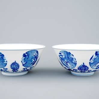 Een fraai paar Chinese blauw-witte kommen met phoenixen, Kangxi