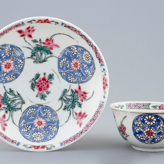 Une tasse et soucoupe en porcelaine de Chine famille rose semi-coquille d'oeuf, Yongzheng/Qianlong
