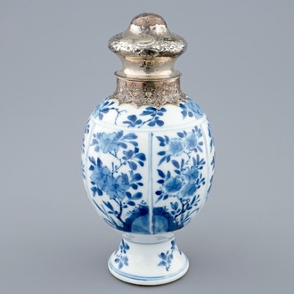 Une boîte à thé en porcelaine de Chine bleu et blanc montée en argent, Kangxi