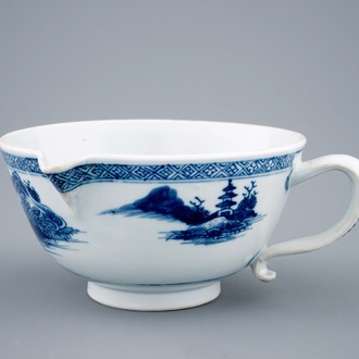 Une saucière en porcelaine de Chine bleu et blanc du Nanking cargo, Qianlong
