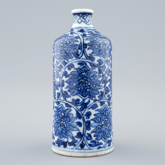 Une tabatière en porcelaine de Chine bleu et blanc, marque et époque de Yongzheng