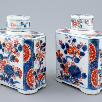 Une paire de boîtes à thé rectangulaires en porcelaine de Chine de style Imari, Qianlong, 18ème