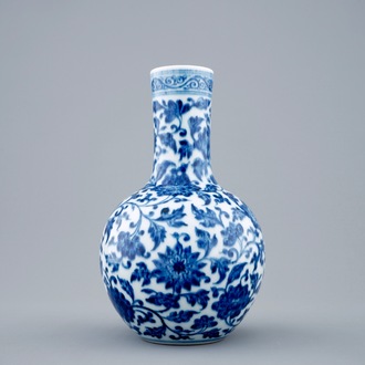 Un vase de forme bouteille tianqiuping en porcelaine de Chine bleu et blanc, 19/20ème
