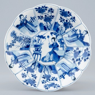 Une assiette lobée en porcelaine de Chine bleu et blanc, Kangxi