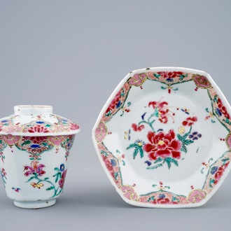 Une tasse couverte hexagonale et sa soucoupe en porcelaine de Chine famille rose, Qianlong, 18ème