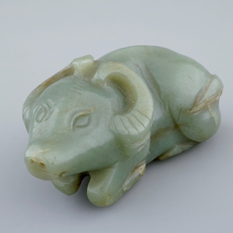 Un modèle d'un boeuf en jade céladon sculpté, Qing
