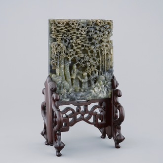 Een Chinees tafelscherm in gestoken imitatie-jade zeepsteen, 19/20e eeuw