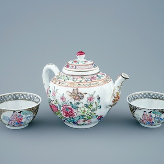 Une théière et 2 tasses en porcelaine de Chine famille rose, Yongzheng, 1723-1735