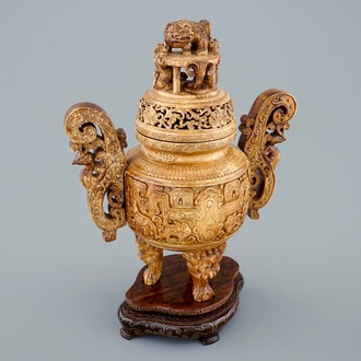 Un brûle-parfum en ivoire sculpté sur socle en bois, Chine, 19ème