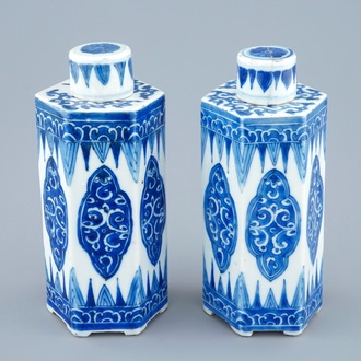 Une paire de boîtes à thé hexagonaux en porcelaine de Chine bleu et blanc, Kangxi