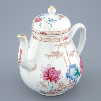 Une grande théière en porcelaine de Chine famille rose, Yongzheng/Qianlong