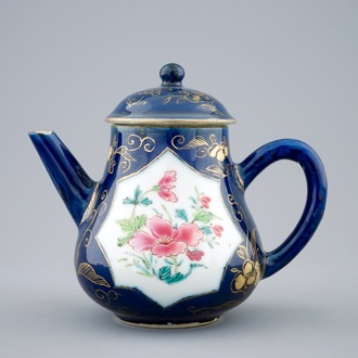 Une théière en porcelaine de Chine famille rose sur fond bleu poudré, Yongzheng, 1723-1735