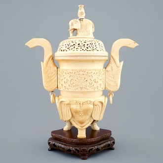 Un brûle-parfum en ivoire sculpté sur socle en bois, Chine, vers 1900