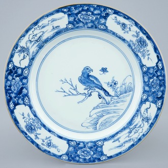 Een Chinese blauw-witte schotel met een valk, Kangxi