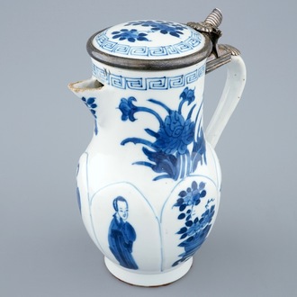 Une verseuse couverte en porcelaine de Chine bleu et blanc montée d'argent, Kangxi
